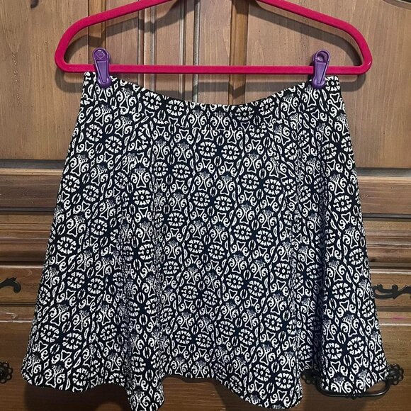 Aeropostale‎ Women's Black and White Boho Patterned Flare Mini Skirt - Picture 2 of 5